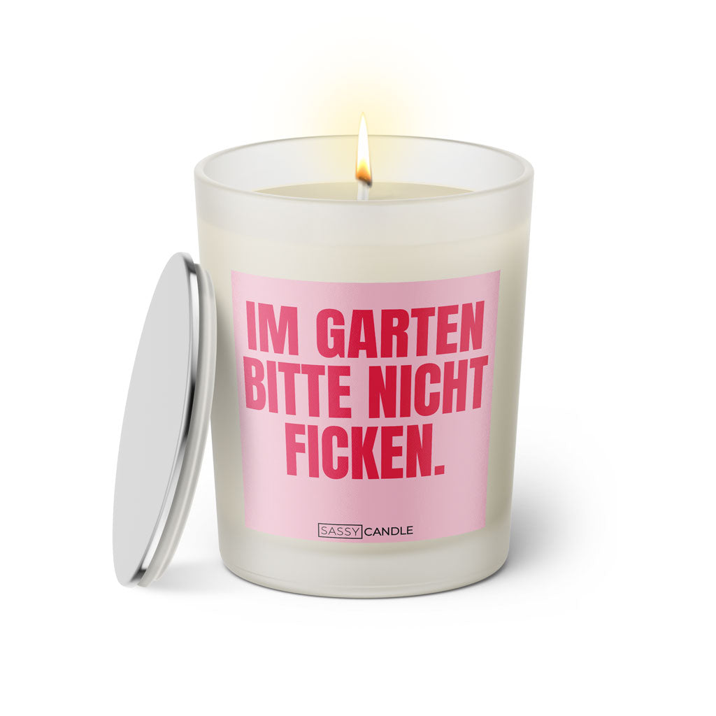 Duftkerze mit witzigem Spruch: Im Garten bitte nicht ficken. Farbe rosa und pinke Schrift. Kerzenglas mit silbernem Deckel von SassyCandle.