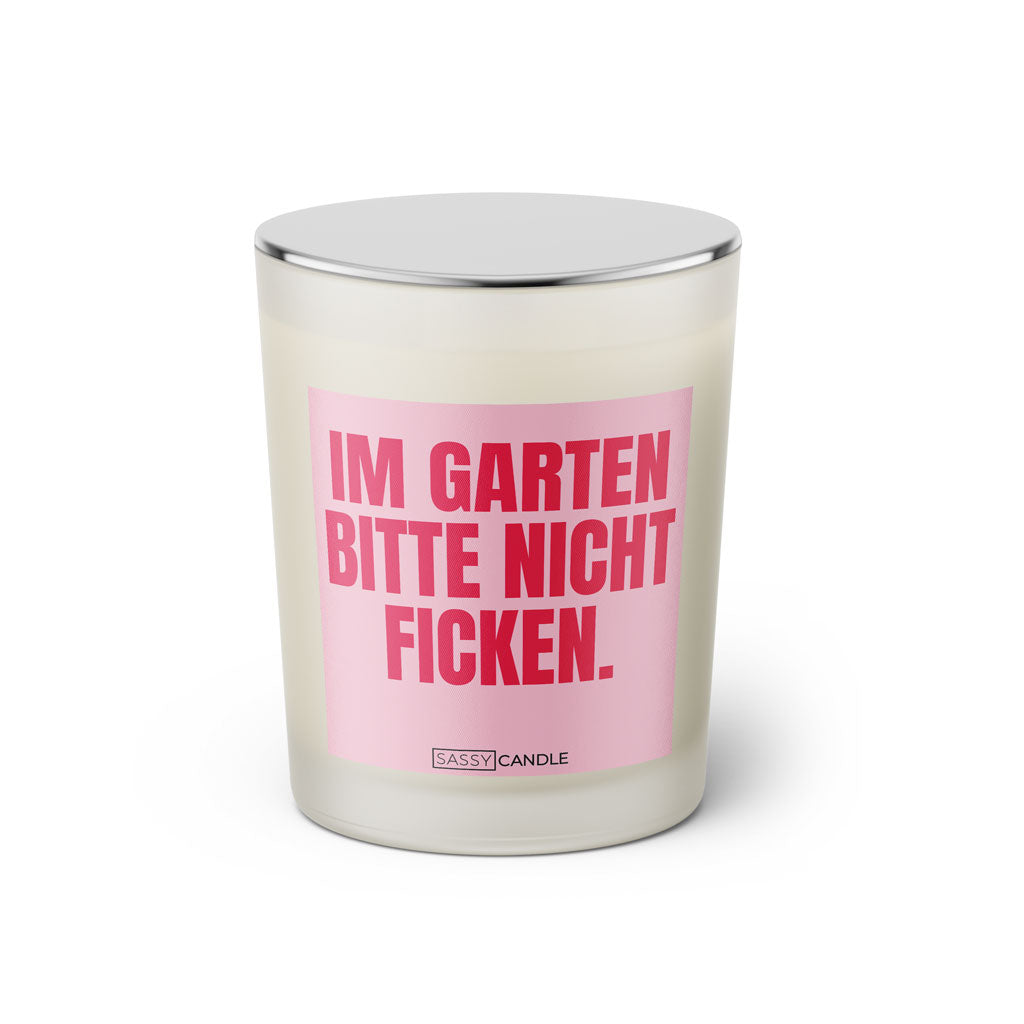 Duftkerze mit witzigem Spruch: Im Garten bitte nicht ficken. Farbe rosa und pinke Schrift. Kerzenglas mit silbernem geschlossenem Deckel von SassyCandle.