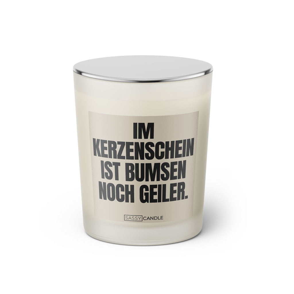 Duftkerze mit Spruch: Im Kerzenschein ist bumsen noch geiler. Farbe beige und schwarz von Sassy Candle.