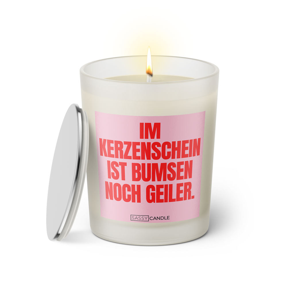 Duftkerze mit Spruch: Im Kerzenschein ist bumsen noch geiler. Farbe rosa und pink von Sassy Candle.