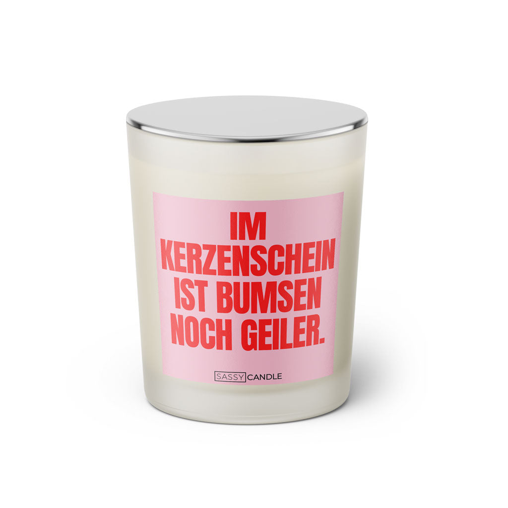 Duftkerze mit Spruch: Im Kerzenschein ist bumsen noch geiler. Farbe rosa und pink von Sassy Candle.