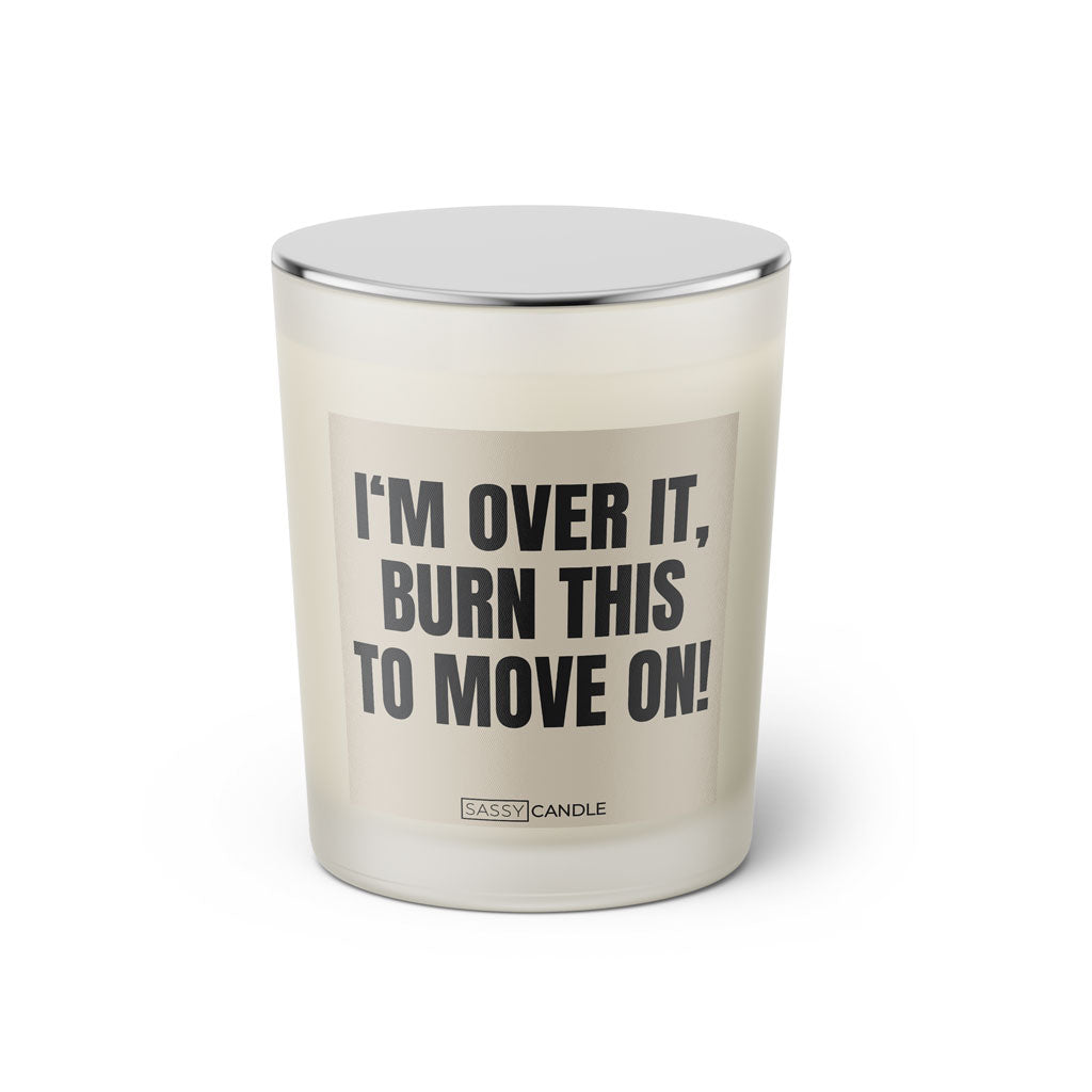 Duftkerze mit witzigem Spruch: I'm over it, burn this to move on! Farbe beige und schwarze Schrift. Kerzenglas mit silbernem geschlossenem Deckel von SassyCandle.