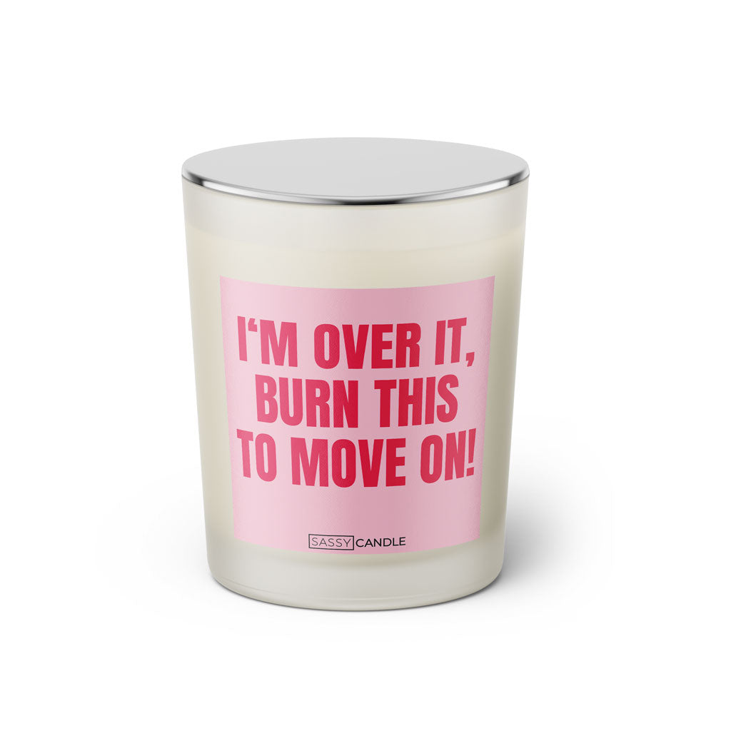 Duftkerze mit witzigem Spruch: I'm over it, burn this to move on! Farbe rosa und pinke Schrift. Kerzenglas mit silbernem geschlossenem Deckel von SassyCandle.