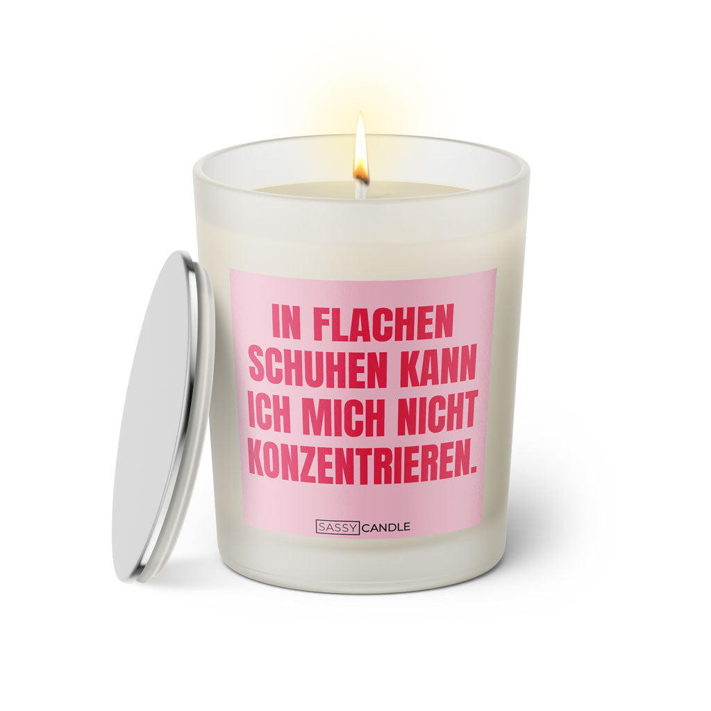 Duftkerze mit witzigem Spruch: In flachen Schuhen kann ich mich nicht konzentrieren. Farbe rosa und pinke Schrift. Kerzenglas mit silbernem Deckel von SassyCandle.