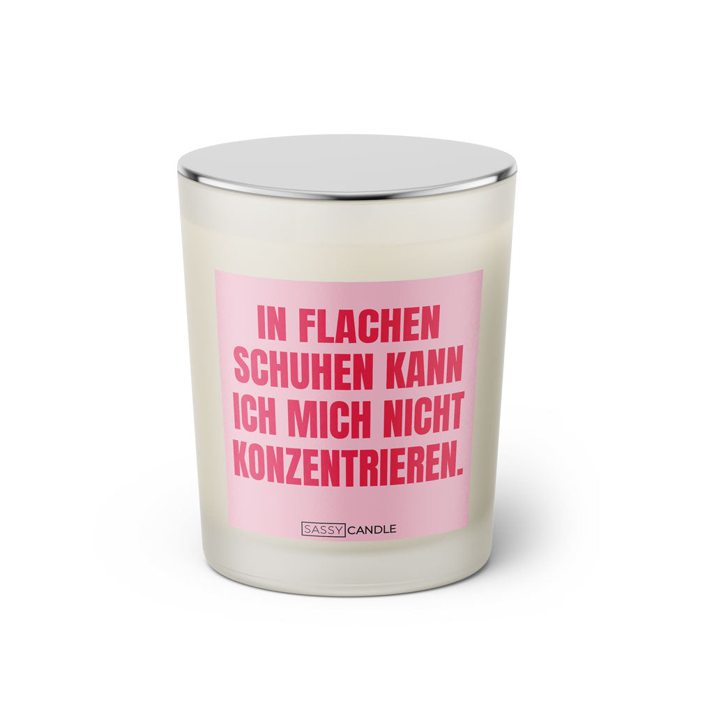 Duftkerze mit witzigem Spruch: In flachen Schuhen kann ich mich nicht konzentrieren. Farbe rosa und pinke Schrift. Kerzenglas mit silbernem geschlossenem Deckel von SassyCandle.