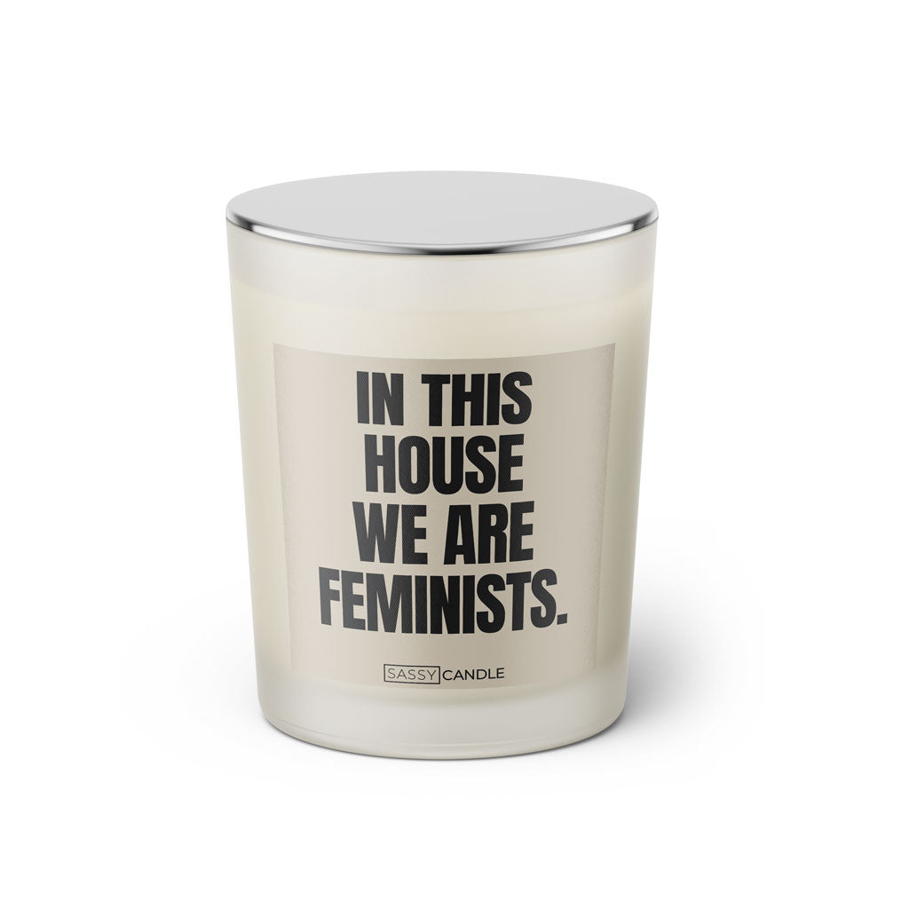 Duftkerze mit Spruch: In this house we are feminists. Farbe beige und schwarz von Sassy Candle.