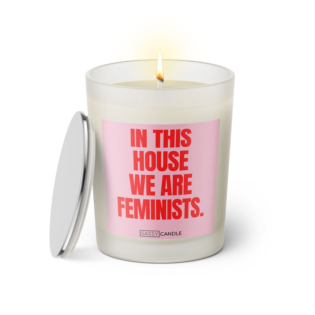 Duftkerze mit Spruch: In this house we are feminists. Farbe rosa und pink von Sassy Candle.