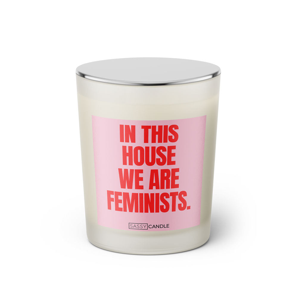 Duftkerze mit Spruch: In this house we are feminists. Farbe rosa und pink von Sassy Candle.