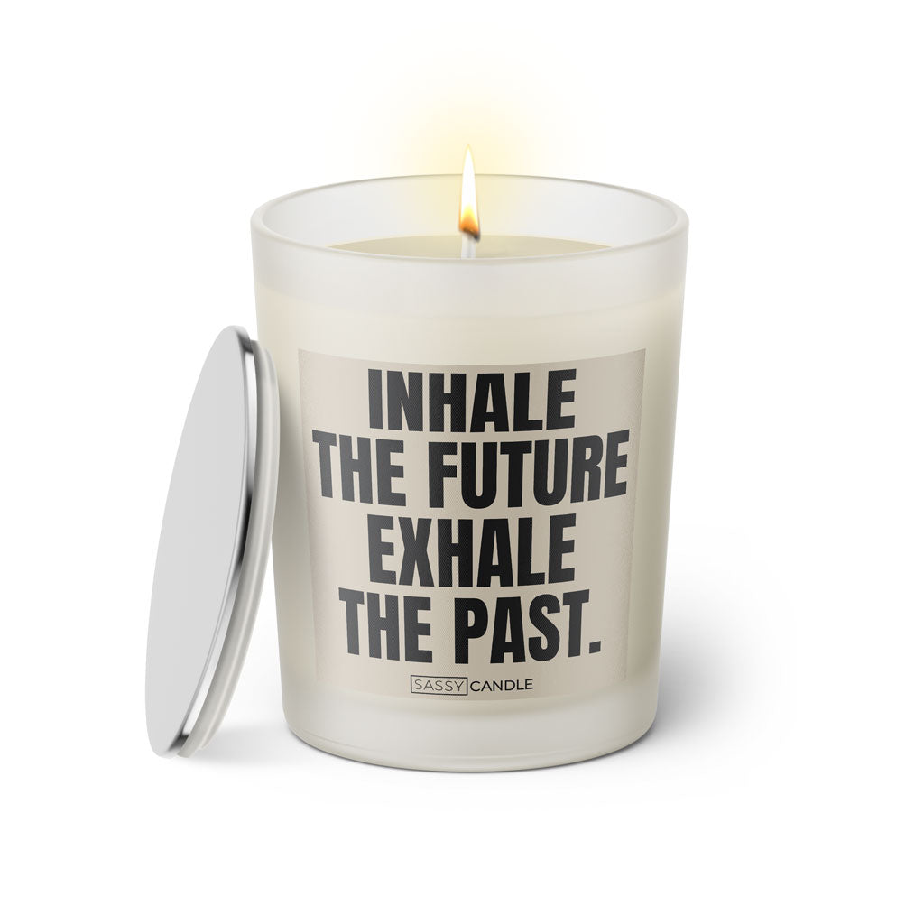 Duftkerze mit witzigem Spruch: Inhale the future exhale the past. Farbe beige und schwarze Schrift. Kerzenglas mit silbernem Deckel von SassyCandle.