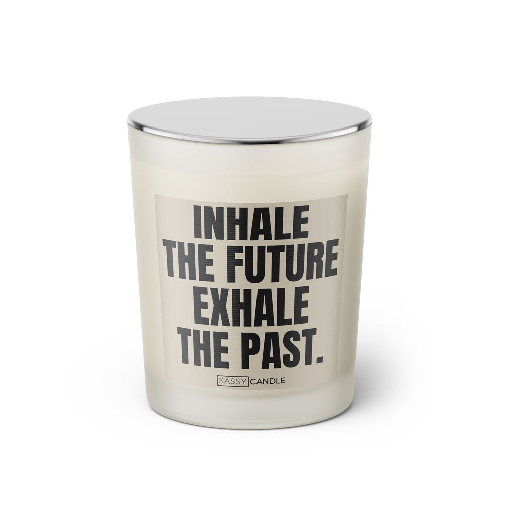 Duftkerze mit witzigem Spruch: Inhale the future exhale the past. Farbe beige und schwarze Schrift. Kerzenglas mit silbernem geschlossenem Deckel von SassyCandle.