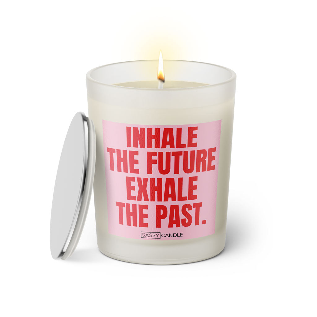 Duftkerze mit witzigem Spruch: Inhale the future exhale the past. Farbe rosa und pinke Schrift. Kerzenglas mit silbernem Deckel von SassyCandle.