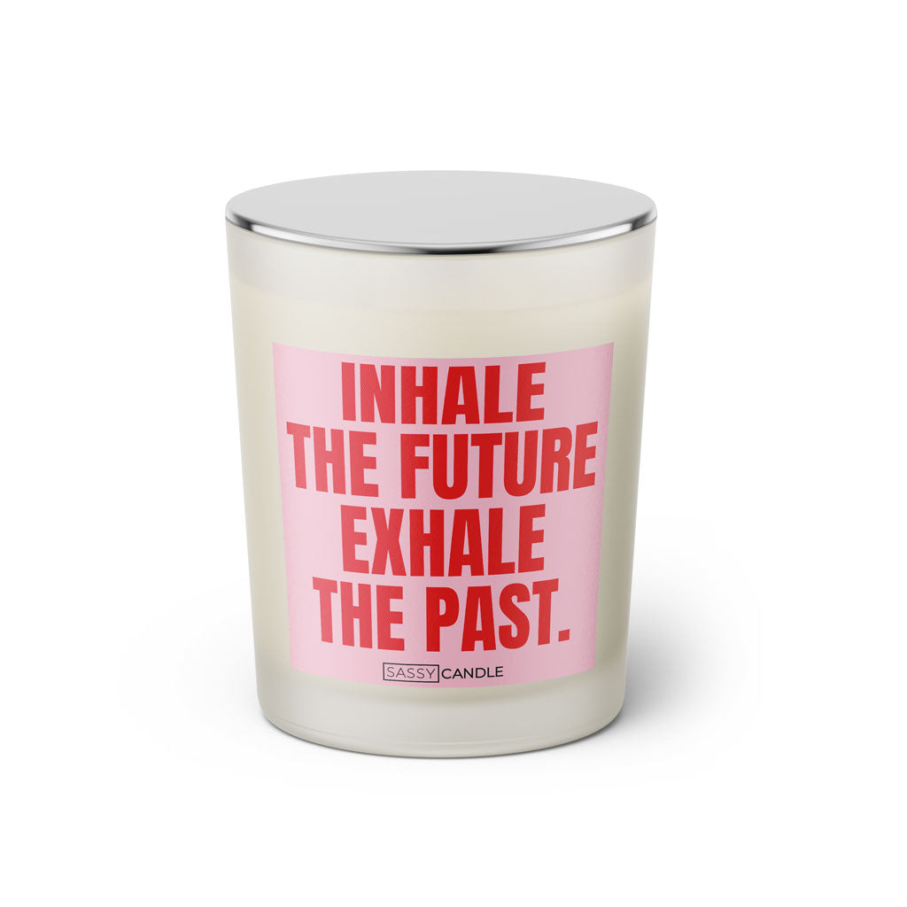 Duftkerze mit witzigem Spruch: Inhale the future exhale the past. Farbe rosa und pinke Schrift. Kerzenglas mit silbernem geschlossenem Deckel von SassyCandle.