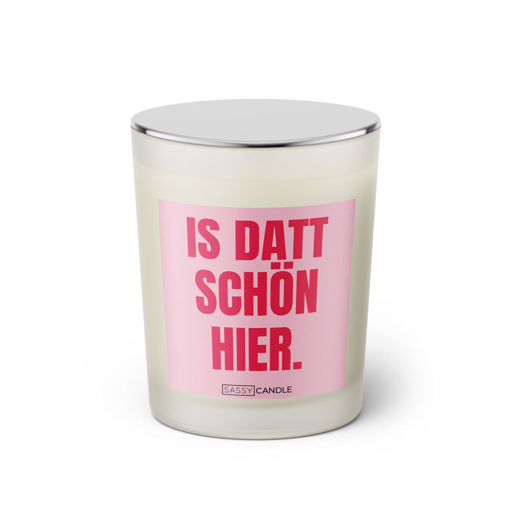 Duftkerze mit witzigem Spruch: Is datt schön hier. Farbe rosa und pinke Schrift. Kerzenglas mit silbernem geschlossenem Deckel von SassyCandle.