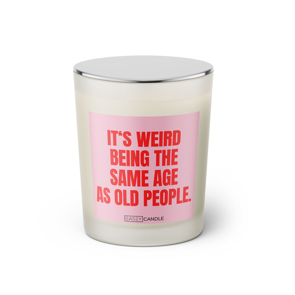 Duftkerze mit witzigen Spruch: It's weird being the same age as old people. Kerzenglas mit silbernen Deckel von Sassy Candle. Farbe rosa und pink.