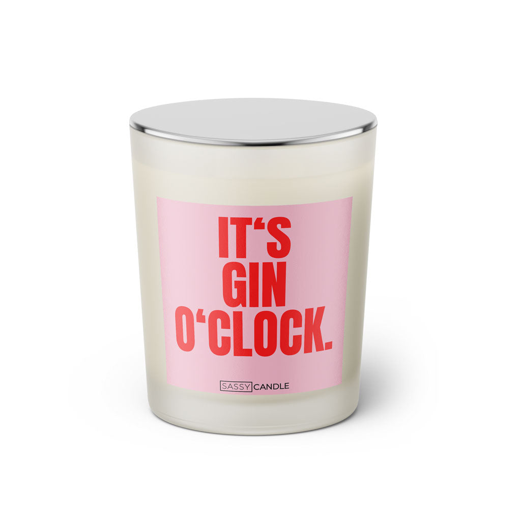 Duftkerze mit witzigem Spruch: It’s Gin O’Clock. Farbe rosa und pinke Schrift. Kerzenglas mit silbernem geschlossenem Deckel von SassyCandle.