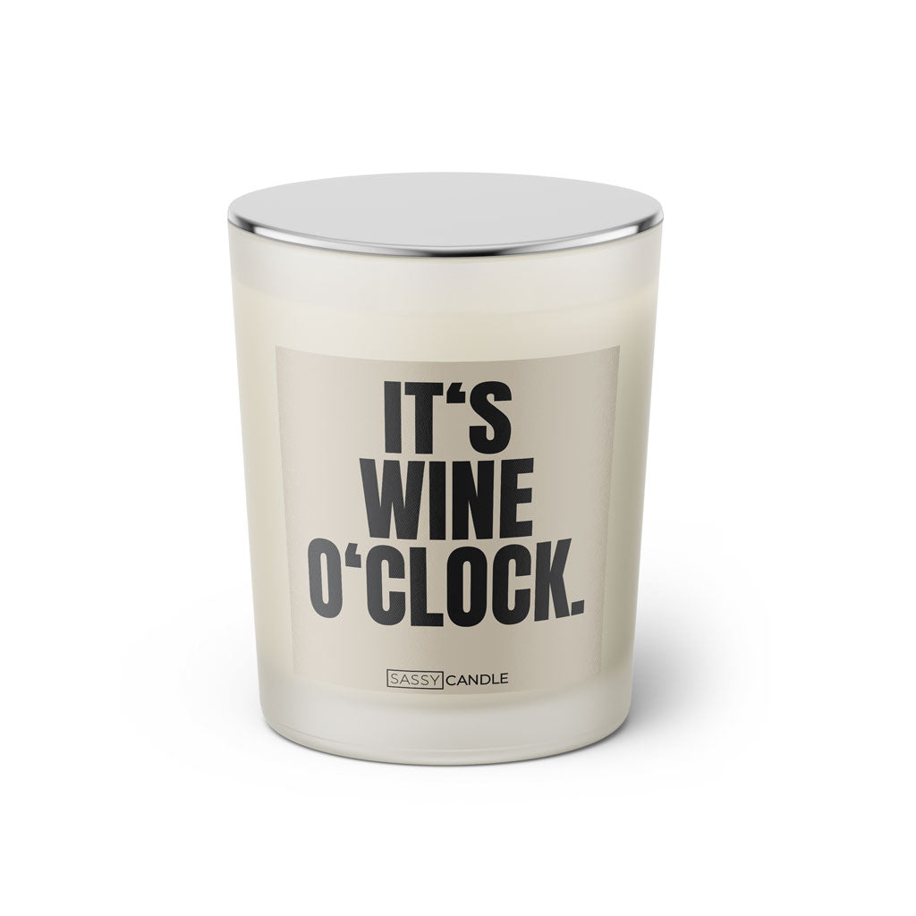 Duftkerze mit witzigem Spruch: It’s Wine O’Clock. Farbe beige und schwarze Schrift. Kerzenglas mit silbernem geschlossenem Deckel von SassyCandle.