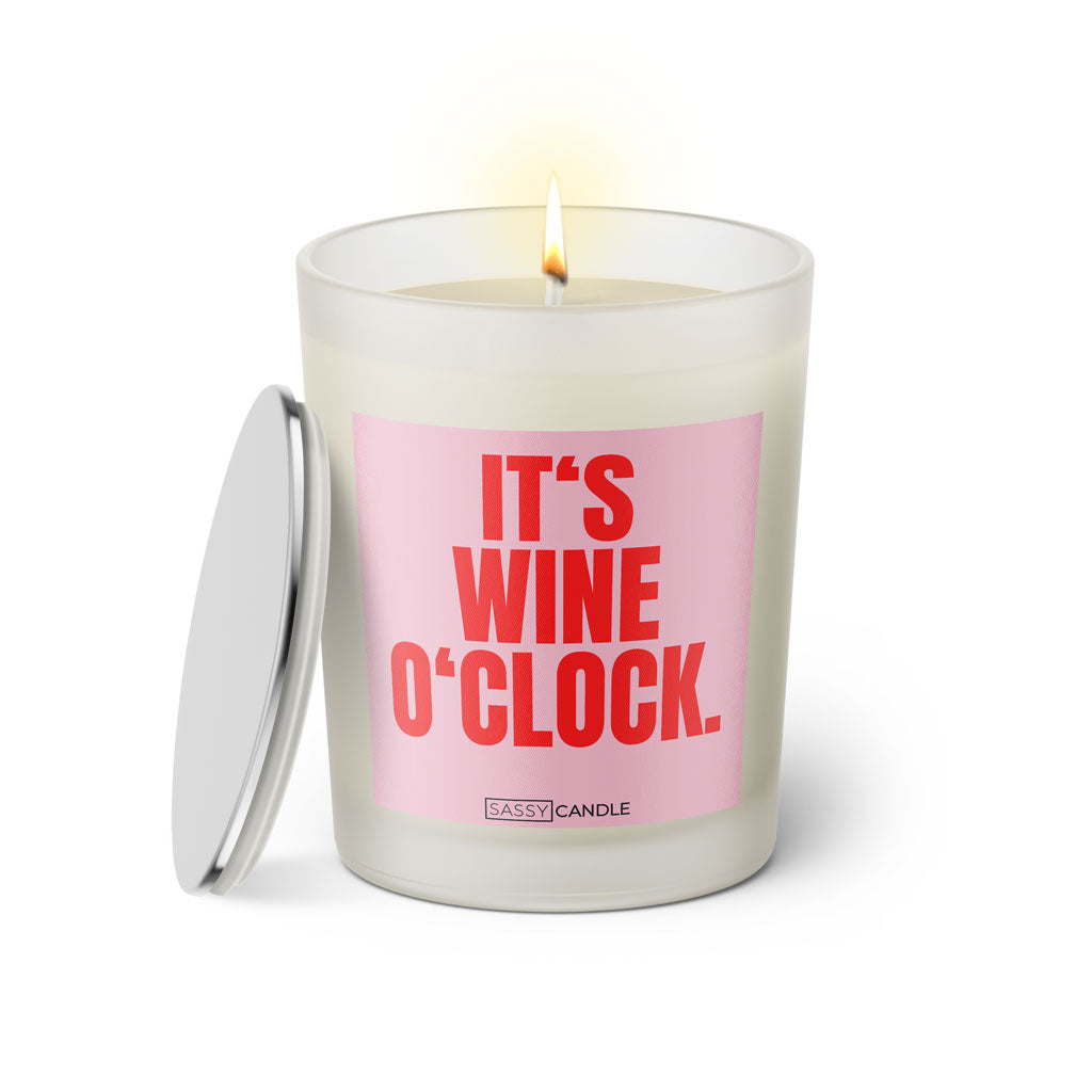 Duftkerze mit witzigem Spruch: It’s Wine O’Clock. Farbe rosa und pinke Schrift. Kerzenglas mit silbernem Deckel von SassyCandle.