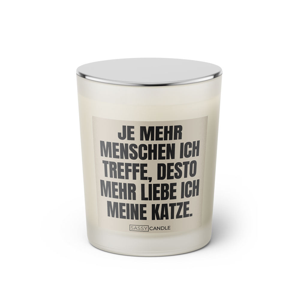 Duftkerze mit witzigen Spruch: Je mehr Menschen ich treffe, desto mehr liebe ich meine Katze. Farbe beige und schwarz von Sassy Candle.