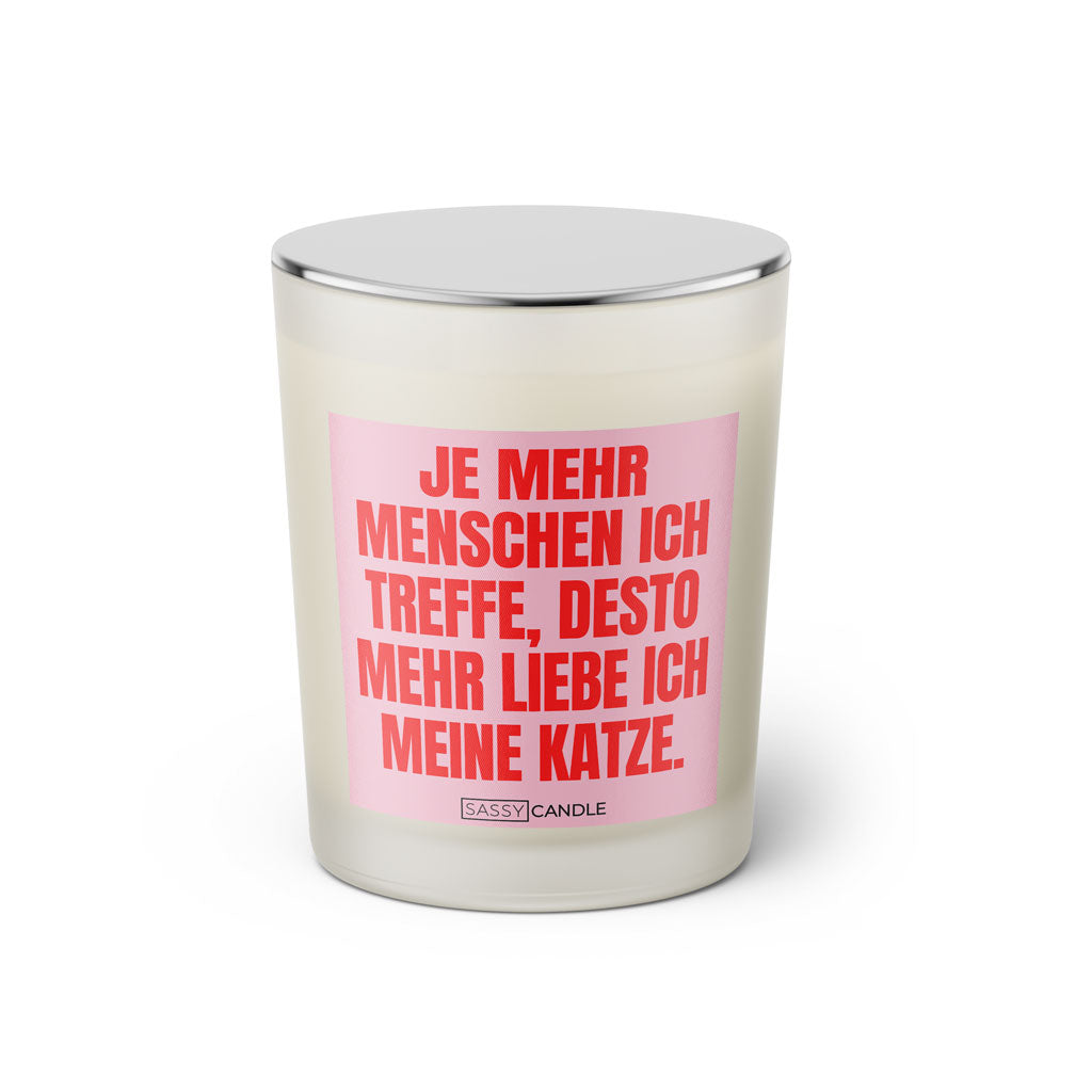 Duftkerze mit witzigen Spruch: Je mehr Menschen ich treffe, desto mehr liebe ich meine Katze. Farbe rosa und pink von Sassy Candle.