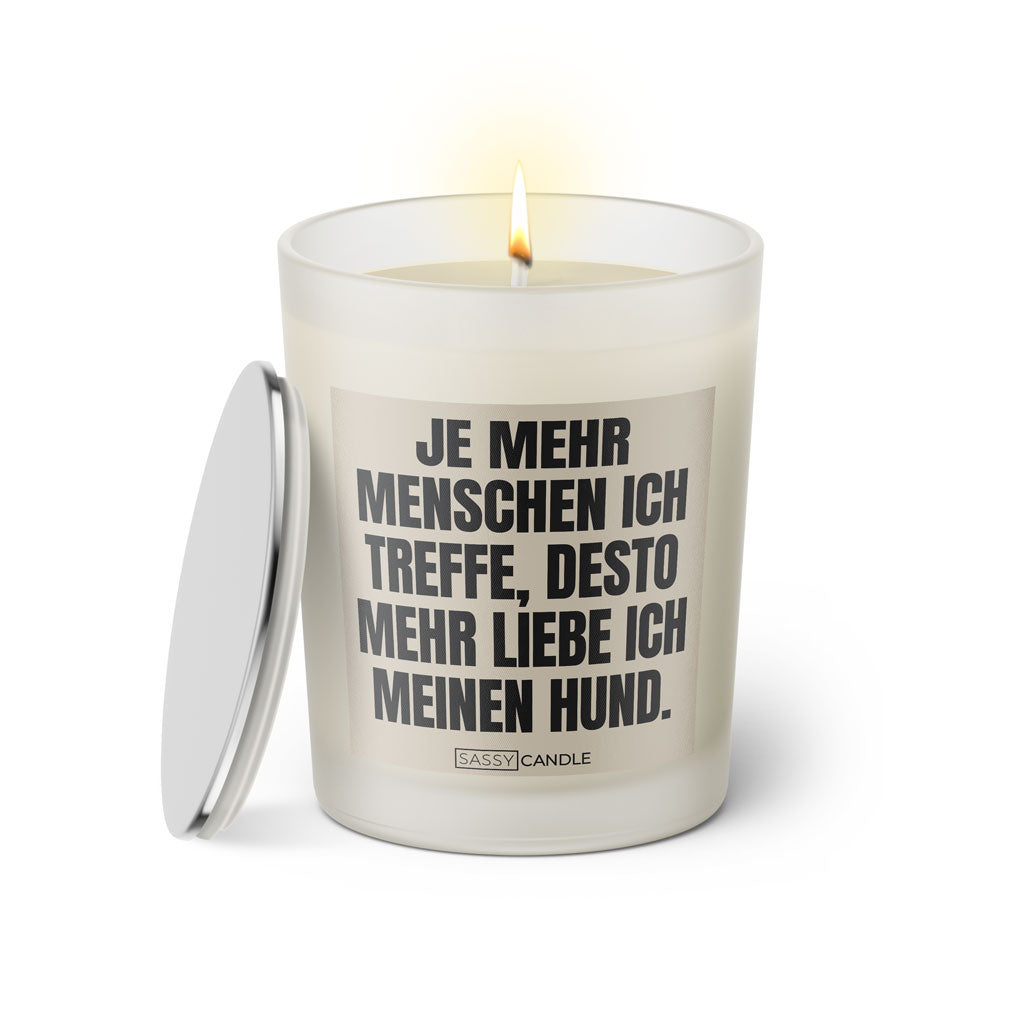 Duftkerze mit witzigen Spruch: Je mehr Menschen ich treffe, desto mehr liebe ich meinen Hund. Farbe beige und schwarz von Sassy Candle.