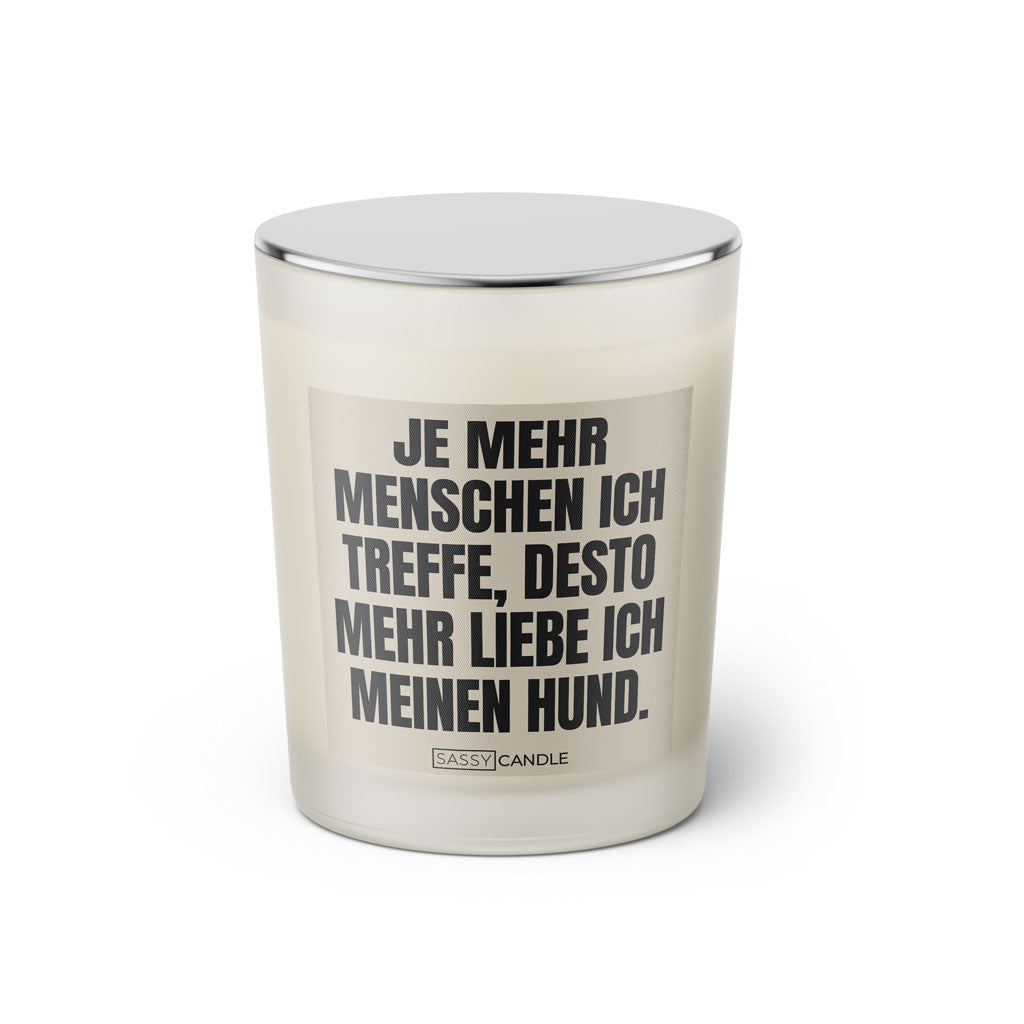 Duftkerze mit witzigen Spruch: Je mehr Menschen ich treffe, desto mehr liebe ich meinen Hund. Farbe beige und schwarz von Sassy Candle.