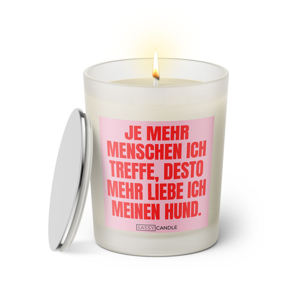 Duftkerze mit witzigen Spruch: Je mehr Menschen ich treffe, desto mehr liebe ich meinen Hund. Farbe rosa und pink von Sassy Candle.