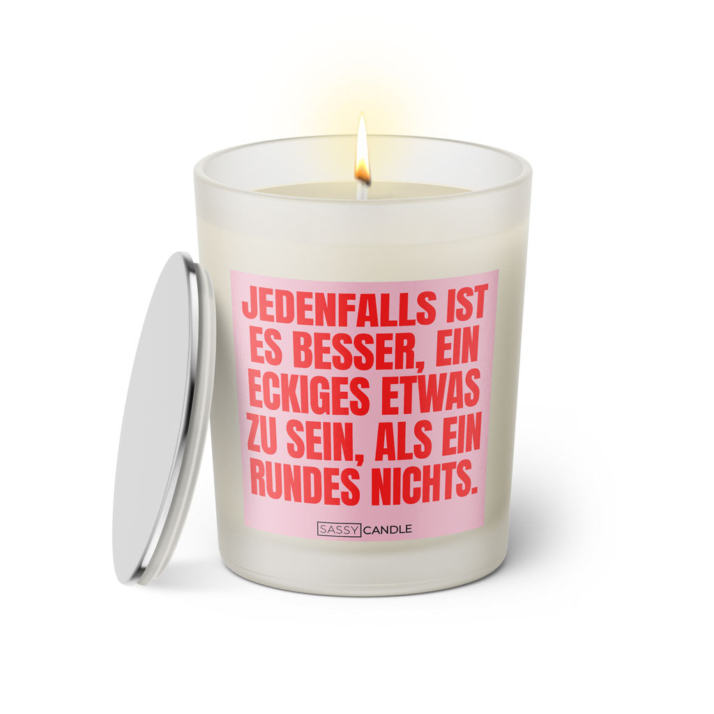 Duftkerze mit witzigen Spruch: Jedenfalls ist es besser, ein eckiges Etwas zu sein, als ein rundes Nichts. Farbe rosa und pink von Sassy Candle.