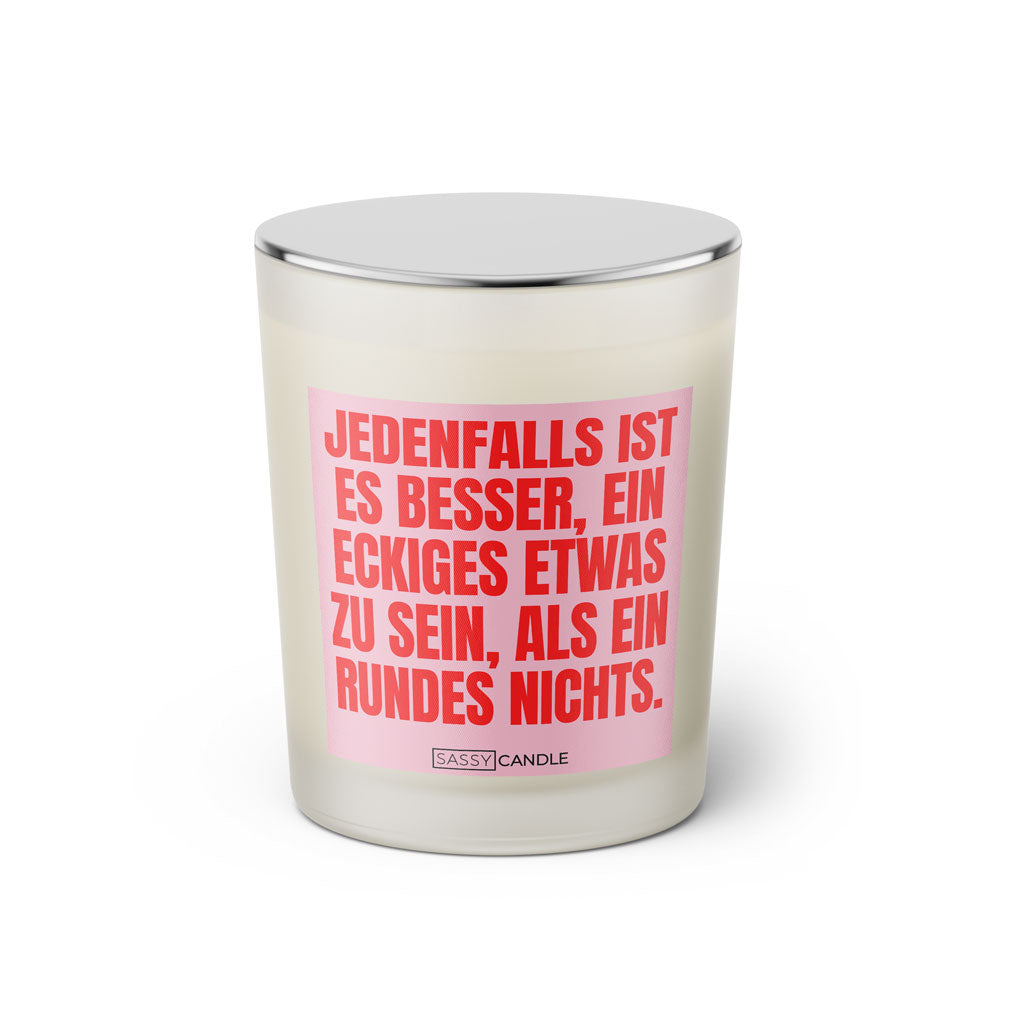 Duftkerze mit witzigen Spruch: Jedenfalls ist es besser, ein eckiges Etwas zu sein, als ein rundes Nichts. Farbe rosa und pink von Sassy Candle.