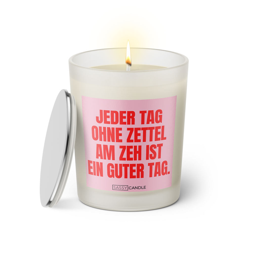 Duftkerze mit witzigen Spruch: Jeder Tag ohne Zettel am Zeh ist ein guter Tag. Kerzenglas mit silbernen Deckel von Sassy Candle. Farbe rosa und pink.