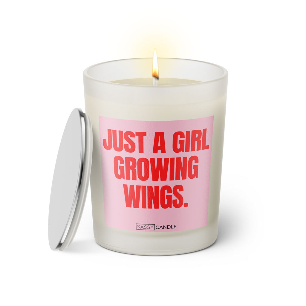 Duftkerze mit witzigen Spruch: Just a Girl growing wings. Farbe rosa und pink von Sassy Candle.