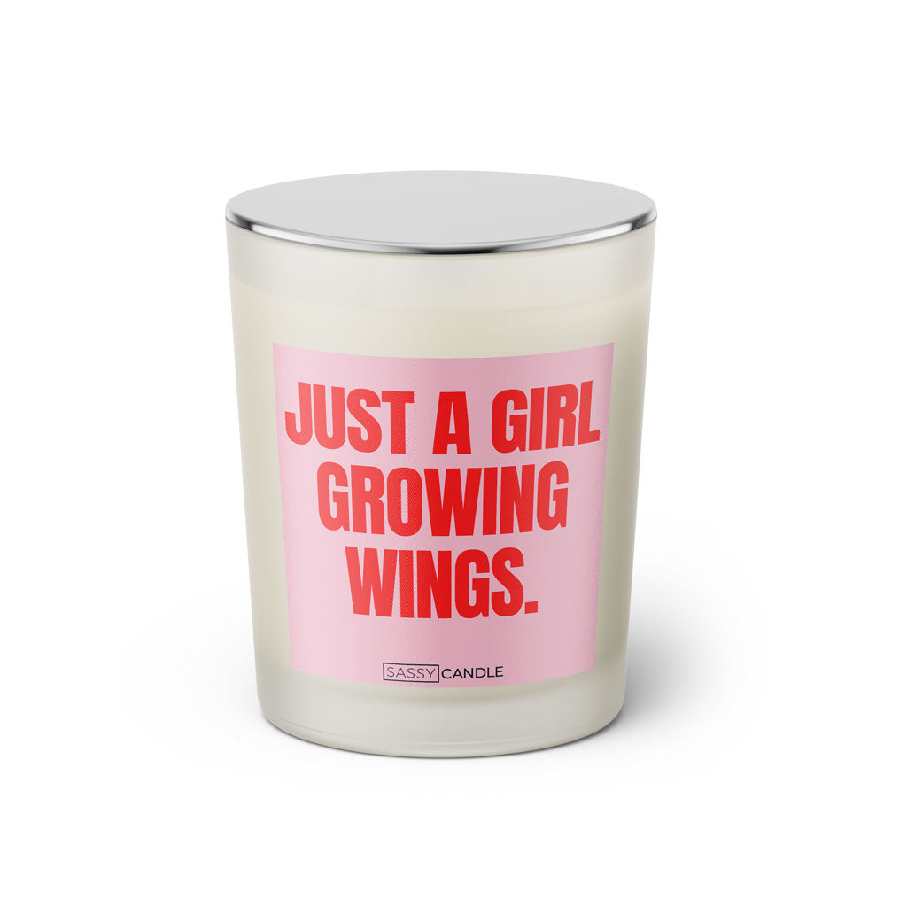 Duftkerze mit witzigen Spruch: Just a Girl growing wings. Farbe rosa und pink von Sassy Candle.