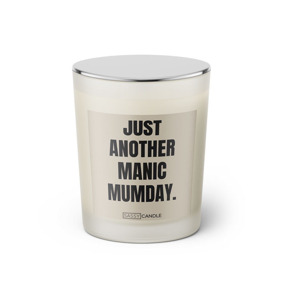 Duftkerze mit witzigem Spruch: Just another manic MUMday. Farbe beige und schwarze Schrift. Kerzenglas mit silbernem geschlossenem Deckel von SassyCandle.