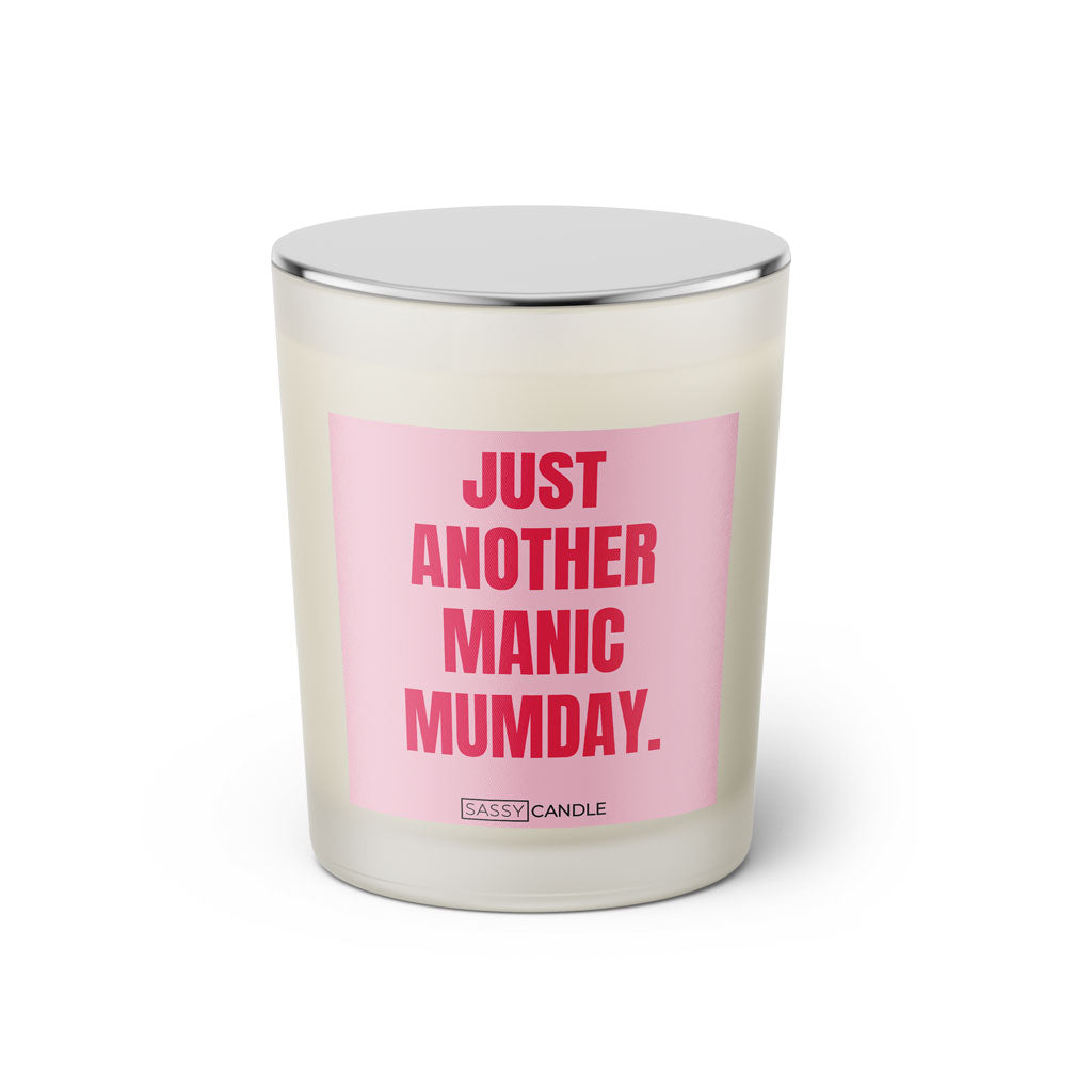 Duftkerze mit witzigem Spruch: Just another manic MUMday. Farbe rosa und pinke Schrift. Kerzenglas mit silbernem geschlossenem Deckel von SassyCandle.
