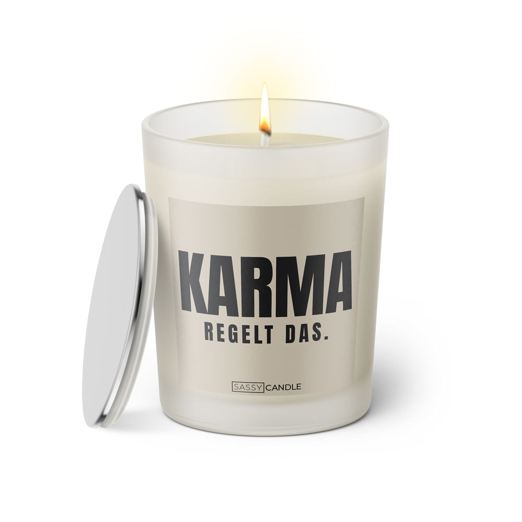 Duftkerze mit witzigen Spruch: Karma regelt das. Kerzenglas mit silbernen Deckel von Sassy Candle. Farbe beige und schwarz.