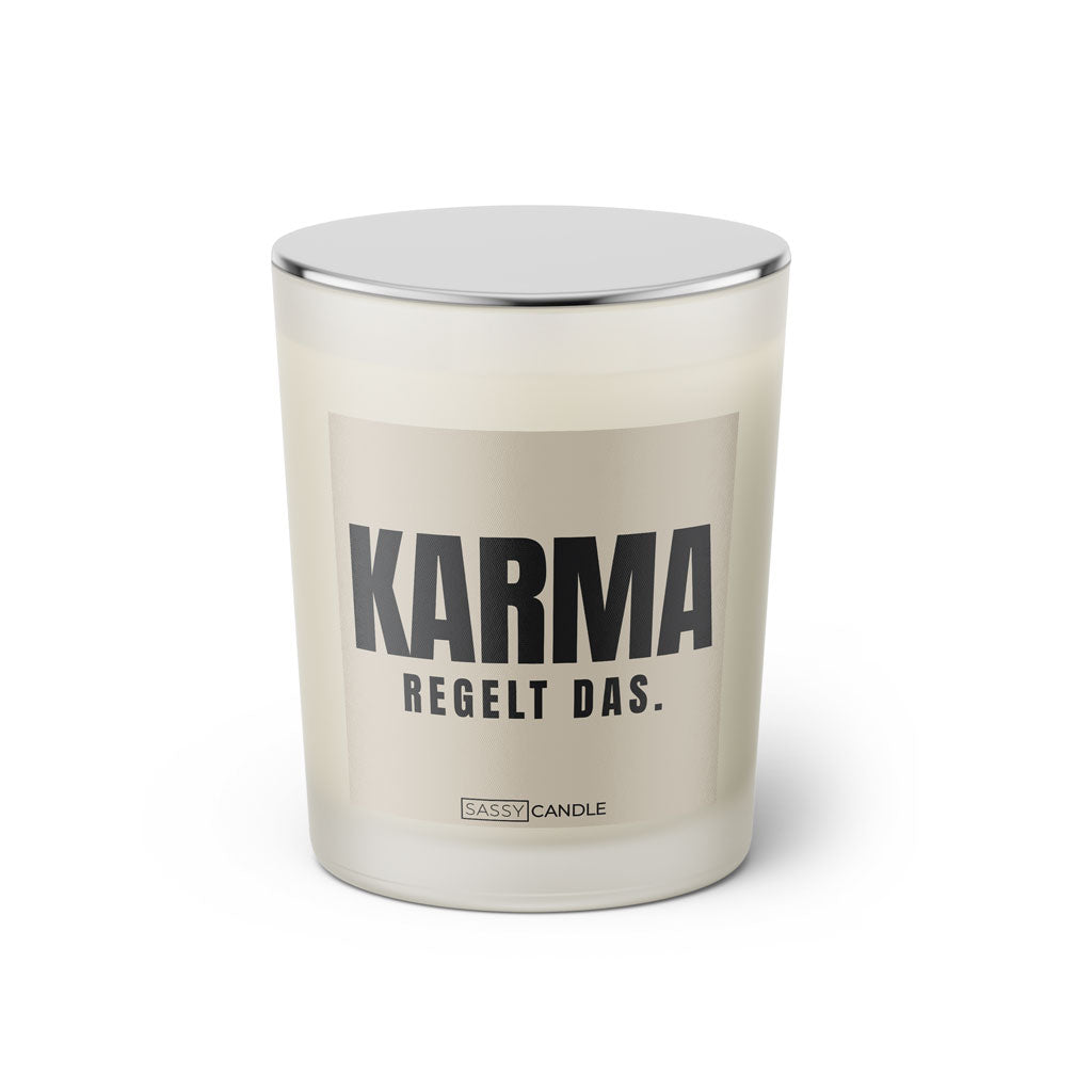 Duftkerze mit witzigen Spruch: Karma regelt das. Kerzenglas mit silbernen Deckel von Sassy Candle. Farbe beige und schwarz.
