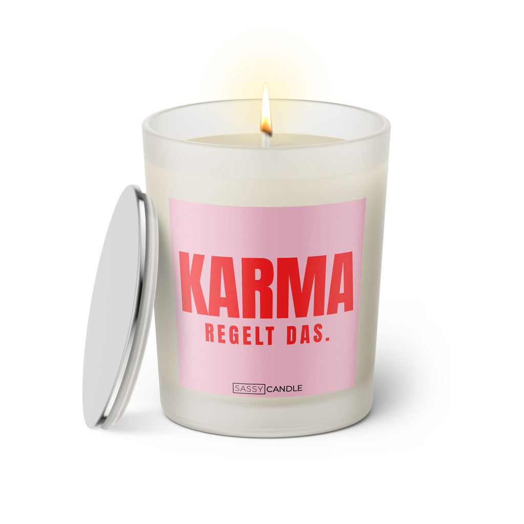 Duftkerze mit witzigen Spruch: Karma regelt das. Kerzenglas mit silbernen Deckel von Sassy Candle. Farbe rosa und pink.