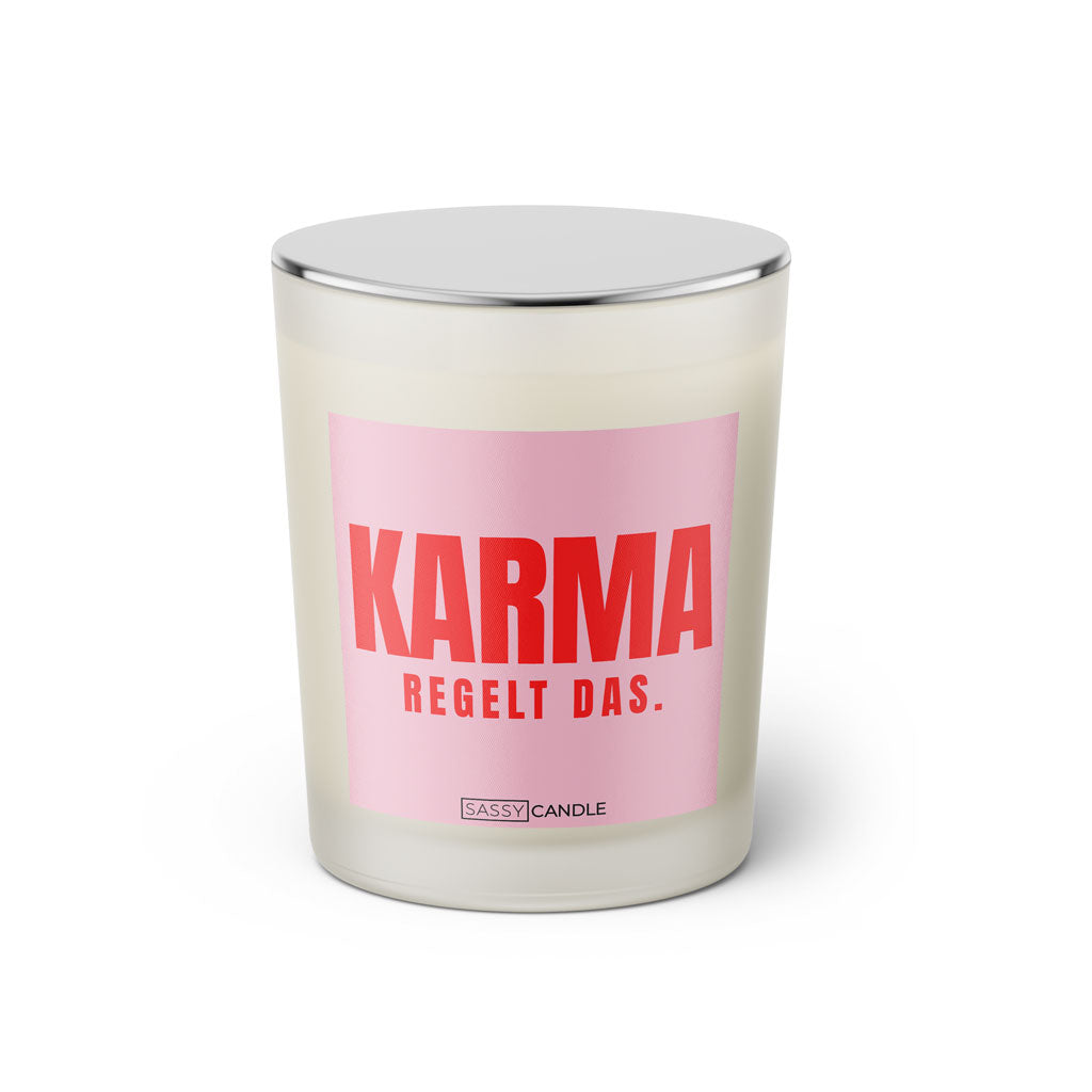 Duftkerze mit witzigen Spruch: Karma regelt das. Kerzenglas mit silbernen Deckel von Sassy Candle. Farbe rosa und pink.