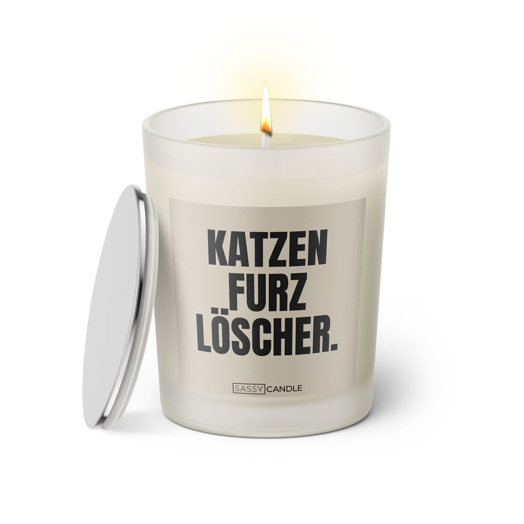 Duftkerze mit witzigem Spruch: Katzenfurzlöscher. Farbe beige und schwarze Schrift. Kerzenglas mit silbernem Deckel von SassyCandle.