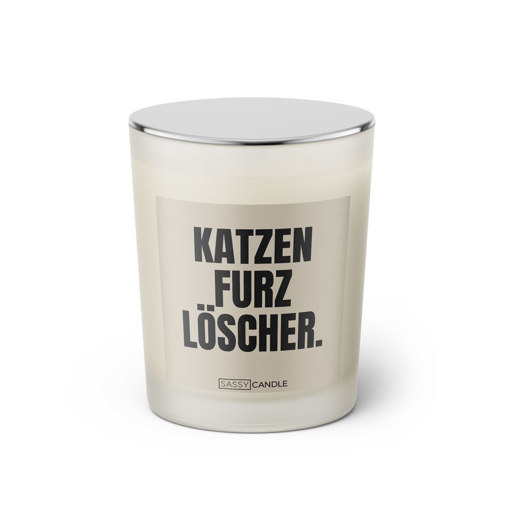Duftkerze mit witzigem Spruch: Katzenfurzlöscher. Farbe beige und schwarze Schrift. Kerzenglas mit silbernem geschlossenem Deckel von SassyCandle.