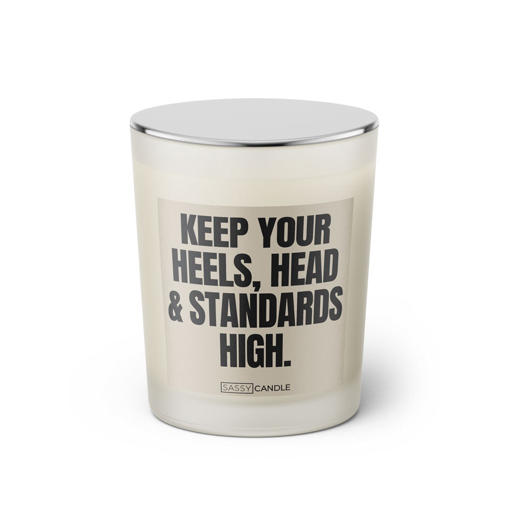 Duftkerze mit witzigen Spruch: Keep your heels, head & standards high. Farbe beige und schwarz von Sassy Candle.