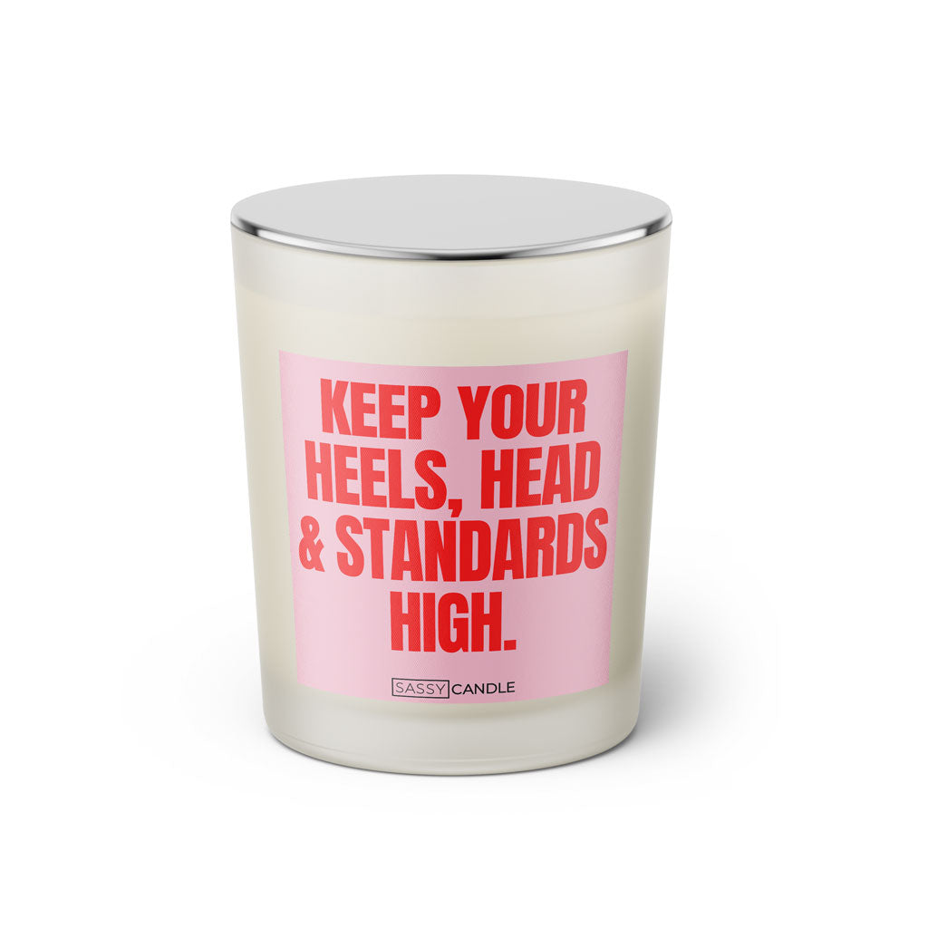 Duftkerze mit witzigen Spruch: Keep your heels, head & standards high. Farbe rosa und pink von Sassy Candle.
