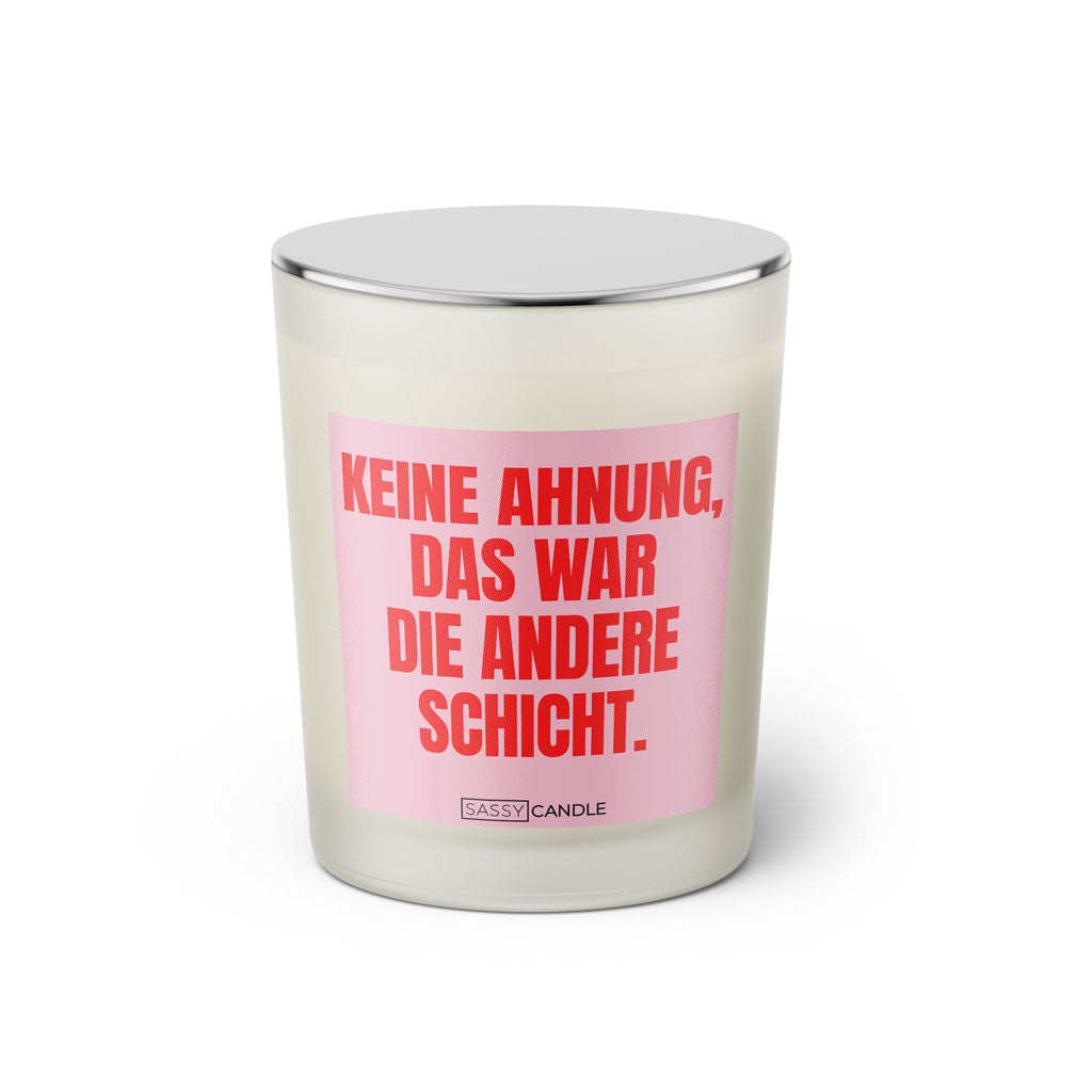 Duftkerze mit witzigem Spruch: Keine Ahnung, das war die andere Schicht. Farbe rosa und pink mit silbernem Deckel von Sassy Candle.