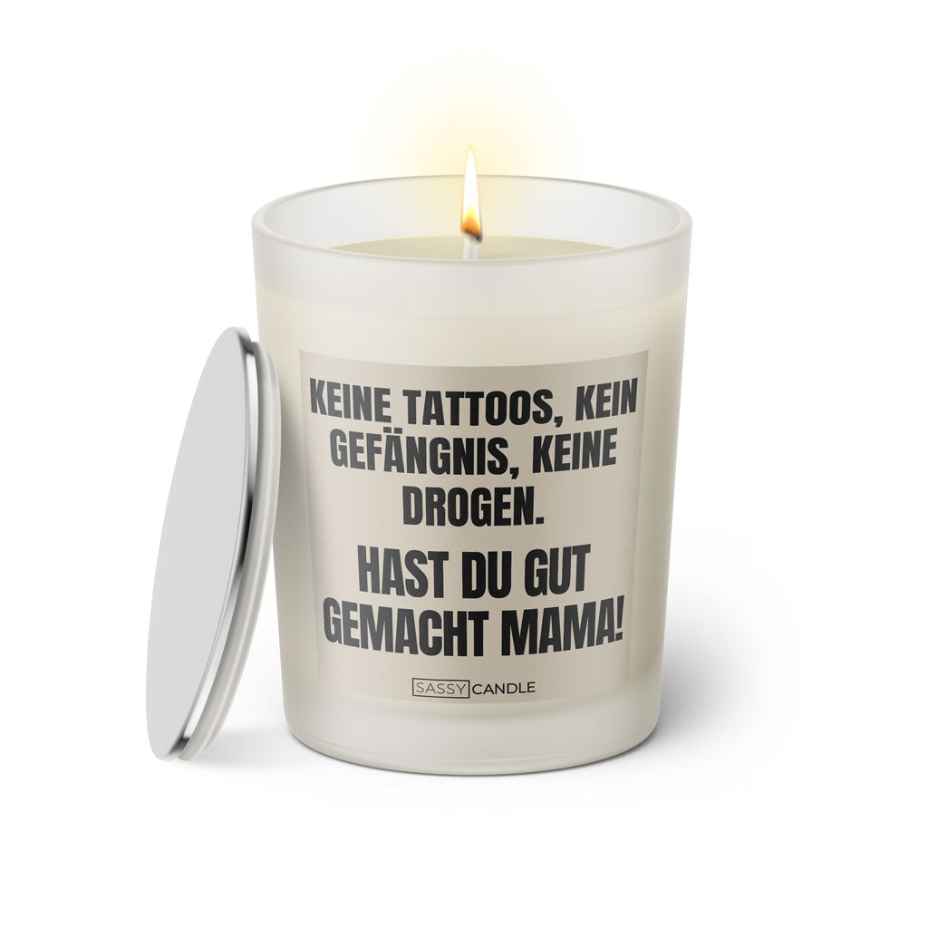 Duftkerze mit witzigem Spruch: Keine Tattoos, kein Gefängnis, keine Drogen. Hast du gut gemacht Mama! Farbe beige und schwarz mit silbernem Deckel von Sassy Candle.