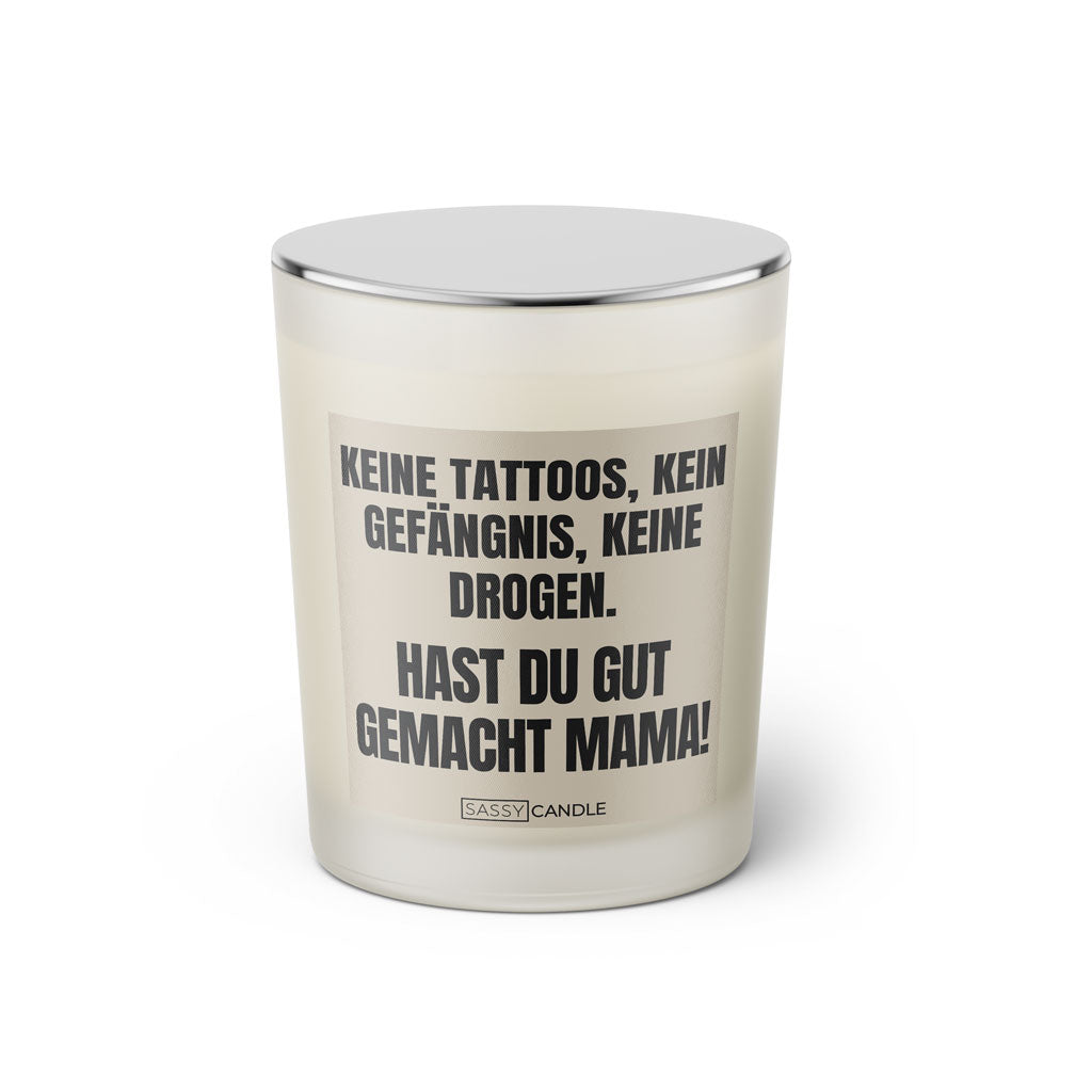 Duftkerze mit witzigem Spruch: Keine Tattoos, kein Gefängnis, keine Drogen. Hast du gut gemacht Mama! Farbe beige und schwarz mit silbernem Deckel von Sassy Candle.