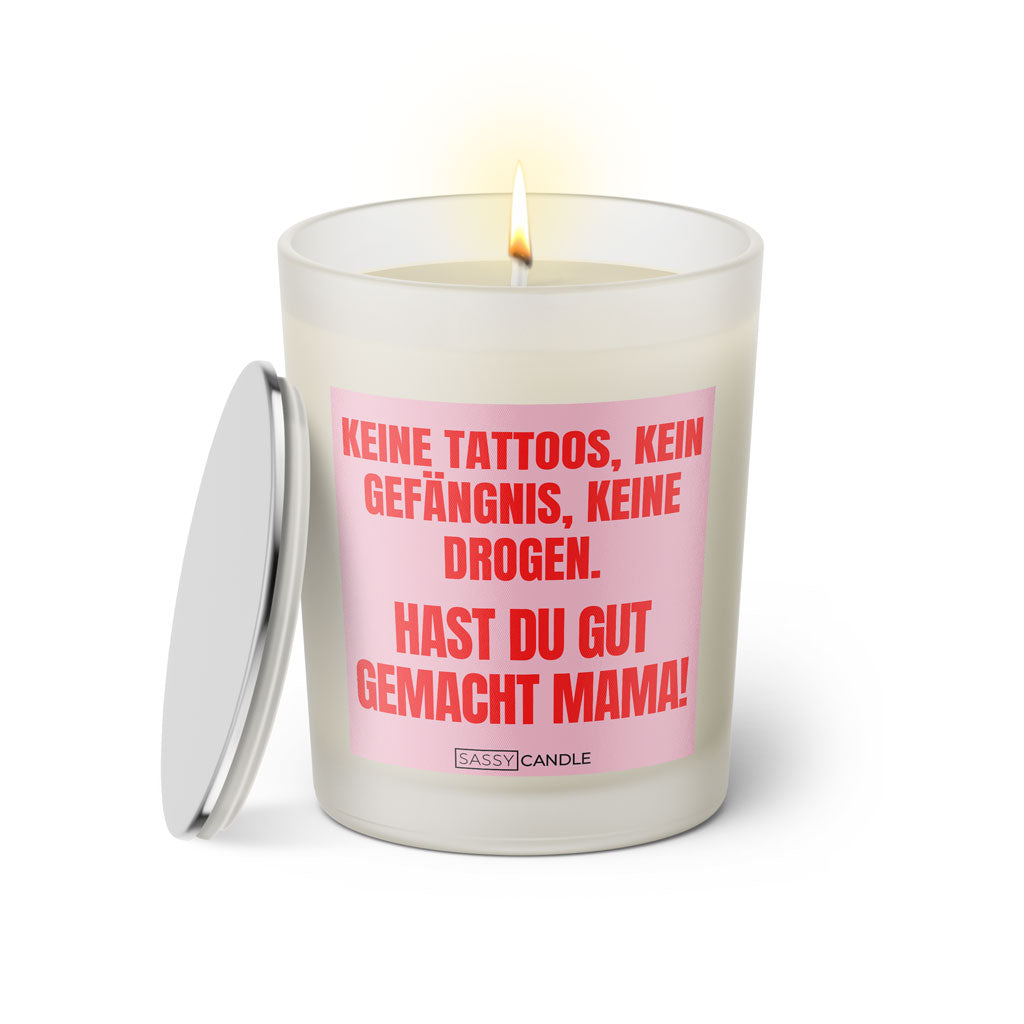 Duftkerze mit witzigem Spruch: Keine Tattoos, kein Gefängnis, keine Drogen. Hast du gut gemacht Mama! Farbe rosa und pink mit silbernem Deckel von Sassy Candle.
