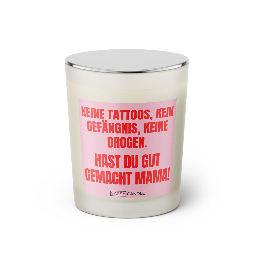 Duftkerze mit witzigem Spruch: Keine Tattoos, kein Gefängnis, keine Drogen. Hast du gut gemacht Mama! Farbe rosa und pink mit silbernem Deckel von Sassy Candle.