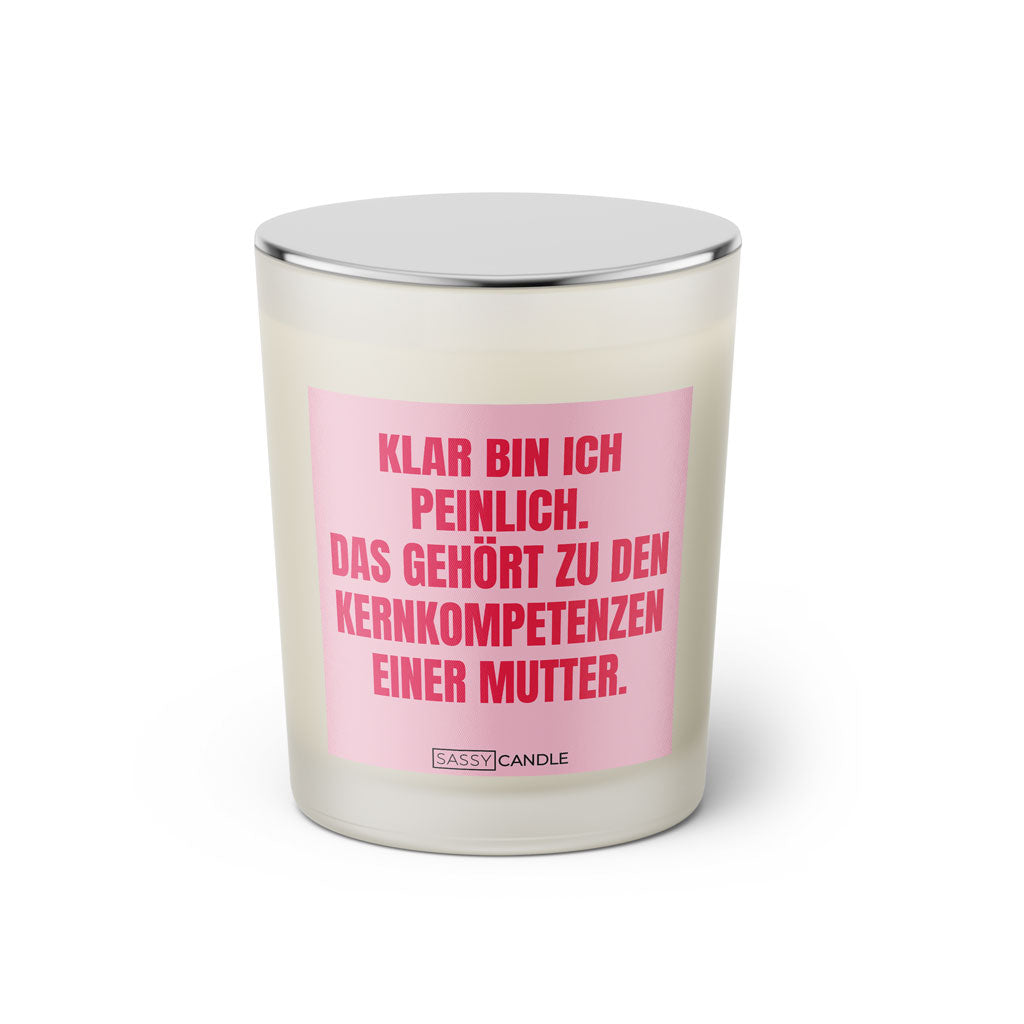 Duftkerze mit witzigem Spruch: Klar bin ich peinlich. Das gehört zu den Kernkompetenzen einer Mutter. Farbe rosa und pinke Schrift. Kerzenglas mit silbernem geschlossenem Deckel von SassyCandle.
