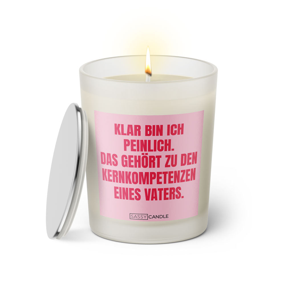 Duftkerze mit witzigem Spruch: Klar bin ich peinlich. Das gehört zu den Kernkompetenzen eines Vaters. Farbe rosa und pinke Schrift. Kerzenglas mit silbernem Deckel von SassyCandle.