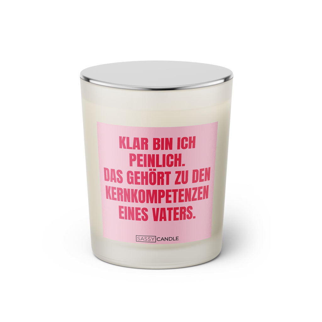 Duftkerze mit witzigem Spruch: Klar bin ich peinlich. Das gehört zu den Kernkompetenzen eines Vaters. Farbe rosa und pinke Schrift. Kerzenglas mit silbernem geschlossenem Deckel von SassyCandle.
