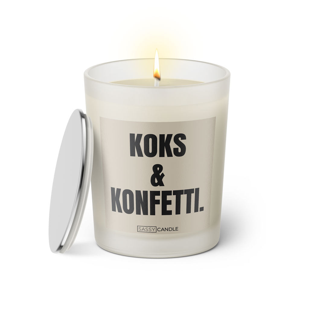 Duftkerze mit Spruch: Koks & Konfetti. Farbe beige und schwarz von Sassy Candle.